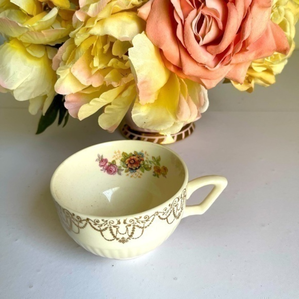 Pretty vintage floral and gold accent tea coffee cup mug